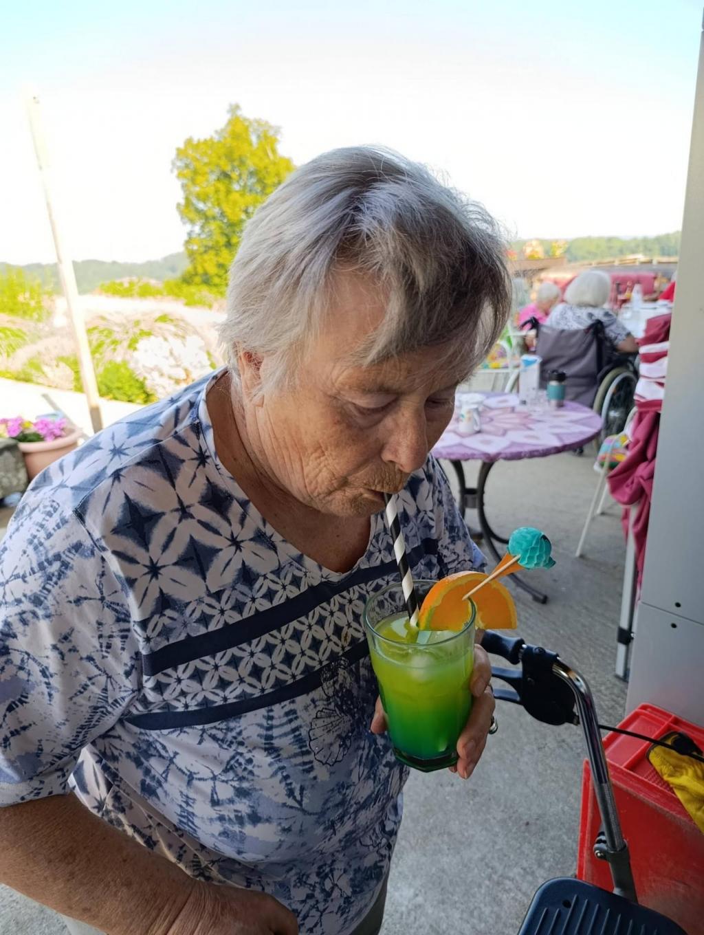 ein Tagesgast genießt seinen Cocktail