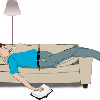 Es wird ein schlafender Mann auf einem Sofa gezeigt