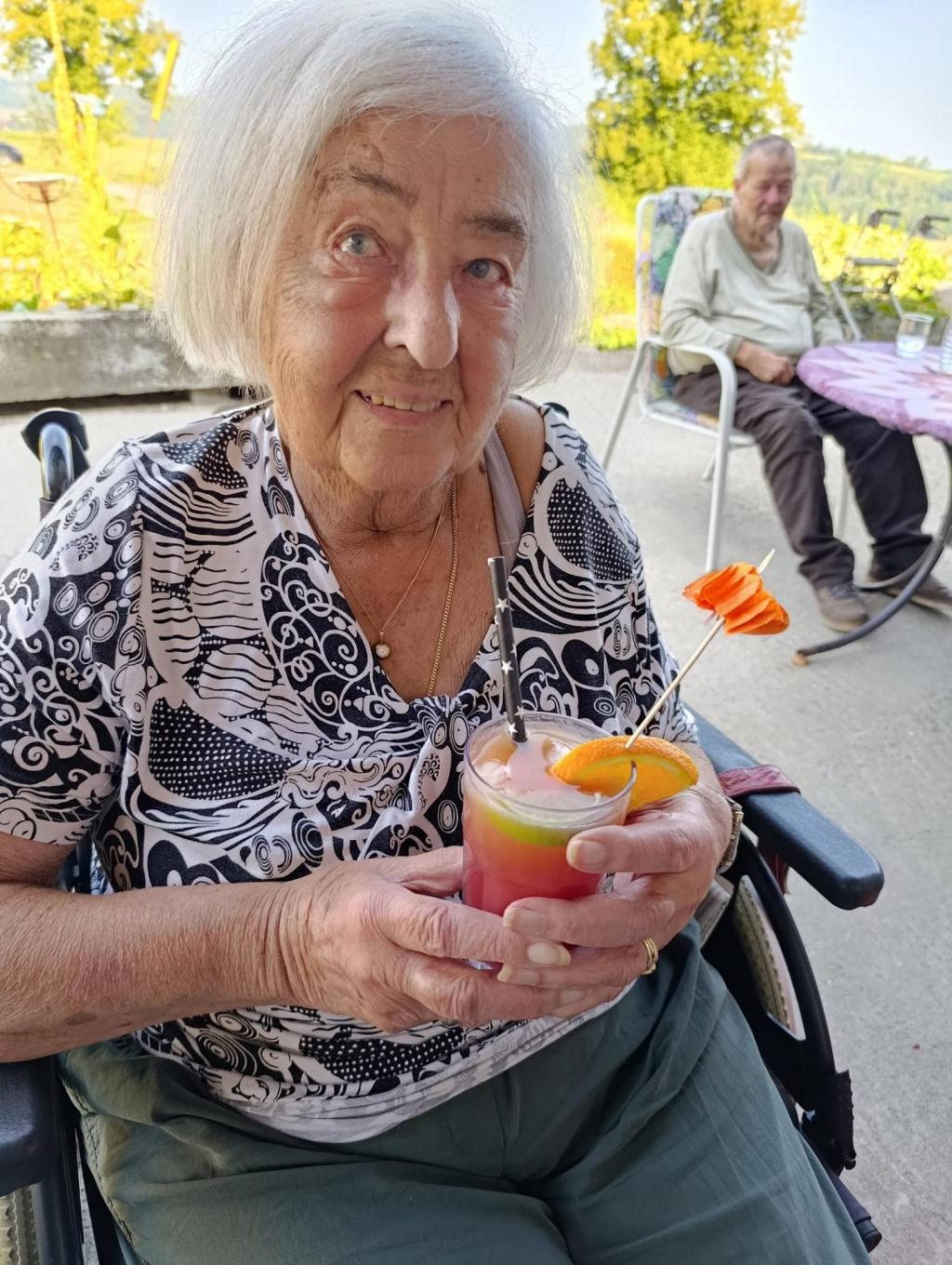 ein Tagesgast genießt den Cocktail